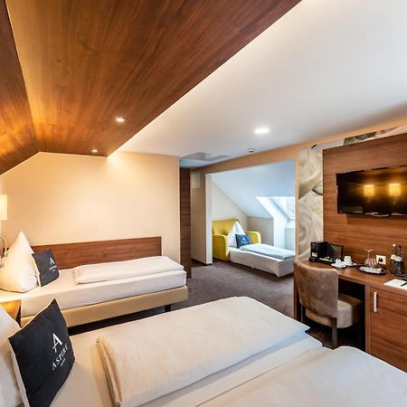 Stadthotel Ройтлинген Экстерьер фото