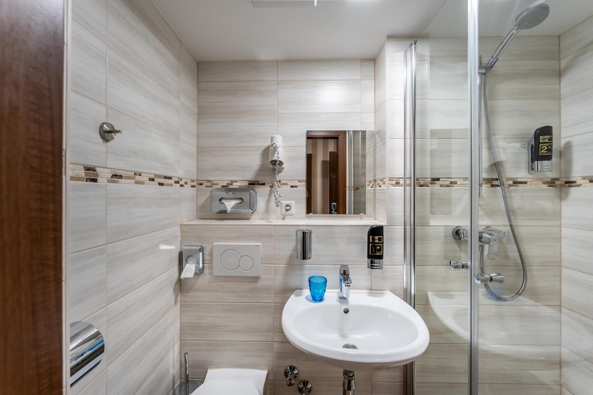 Stadthotel Ройтлинген Экстерьер фото