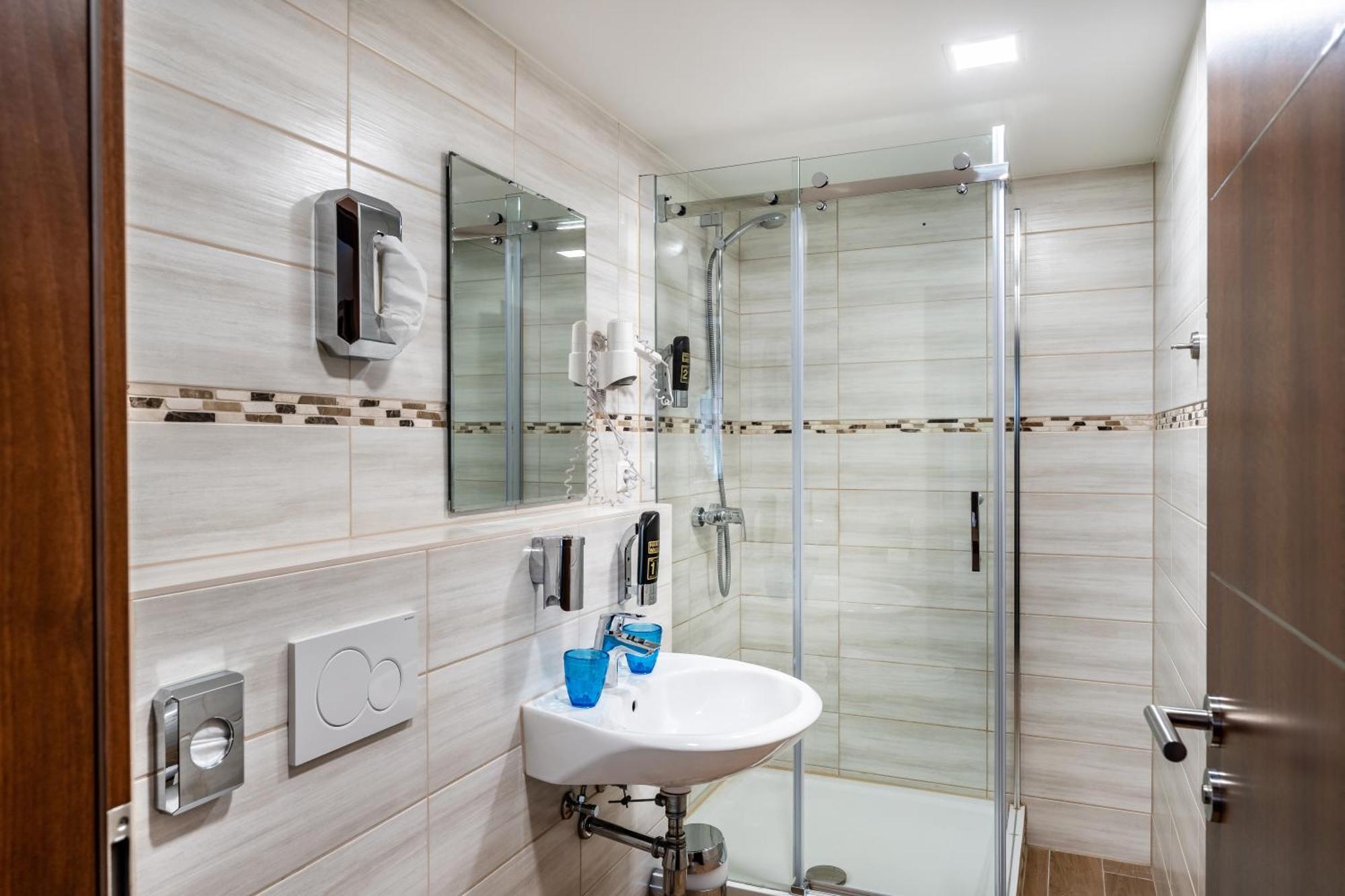 Stadthotel Ройтлинген Экстерьер фото