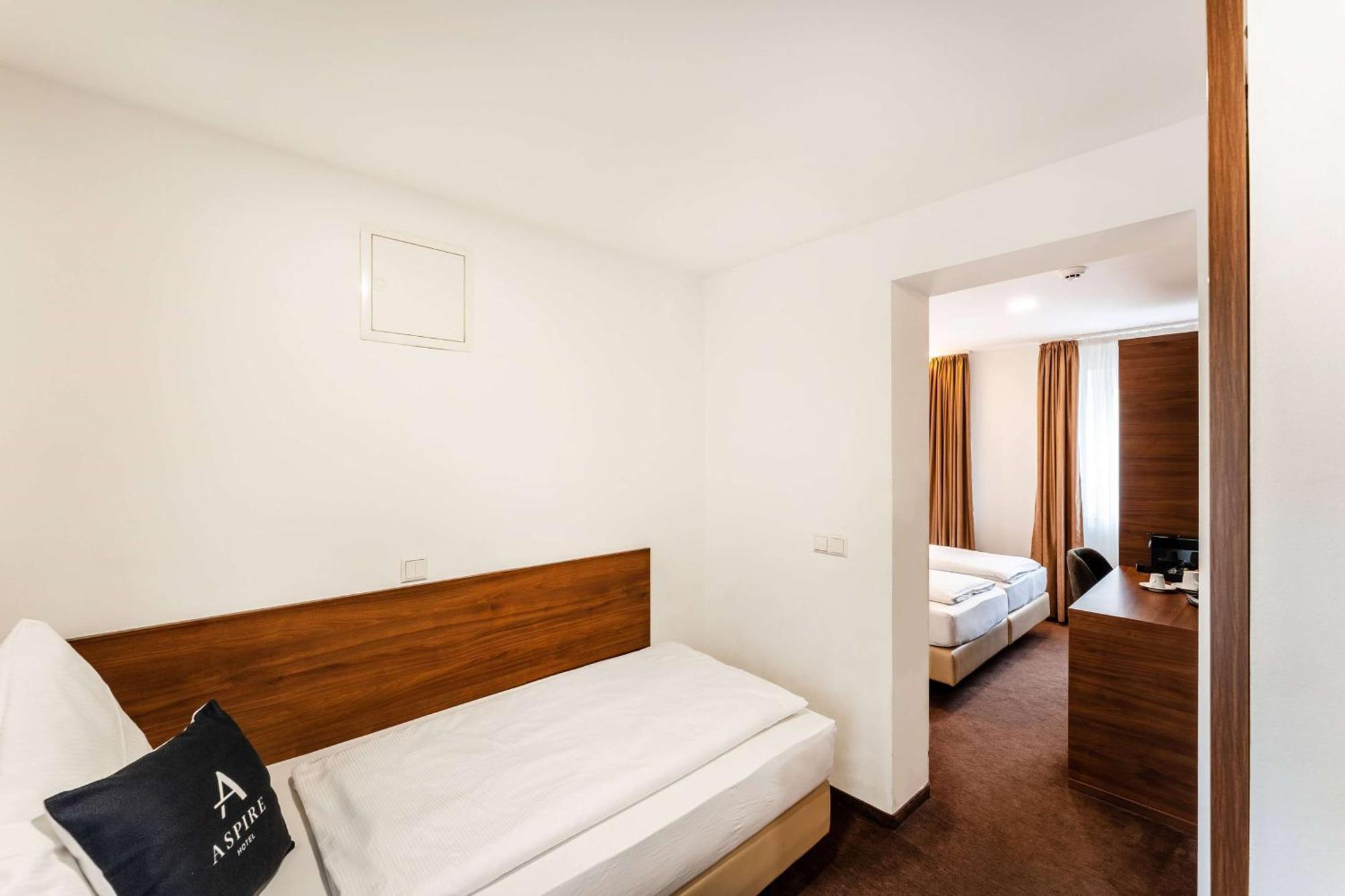 Stadthotel Ройтлинген Экстерьер фото