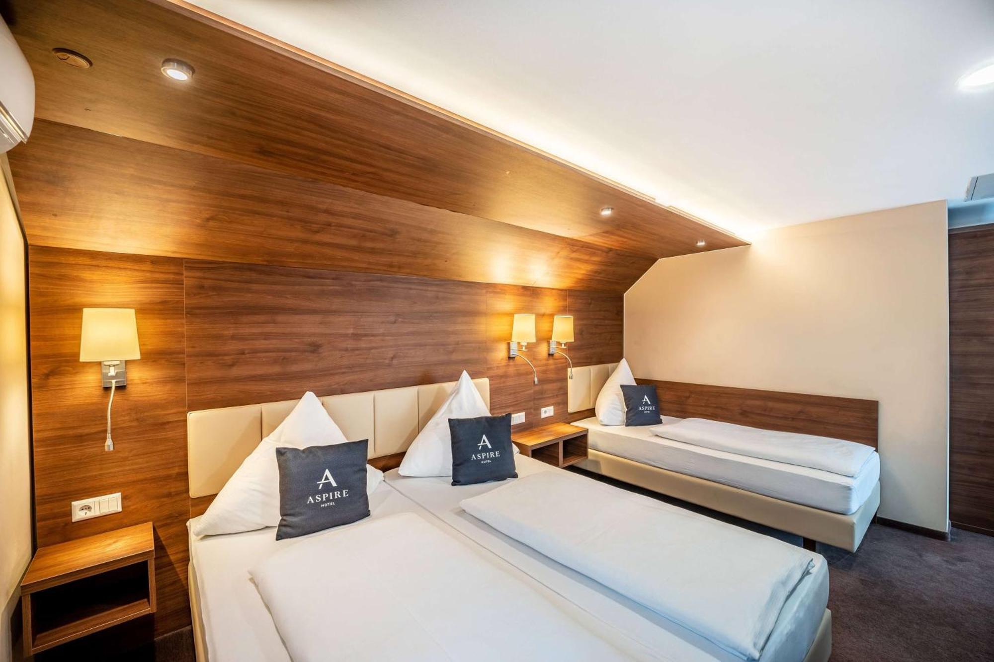 Stadthotel Ройтлинген Экстерьер фото