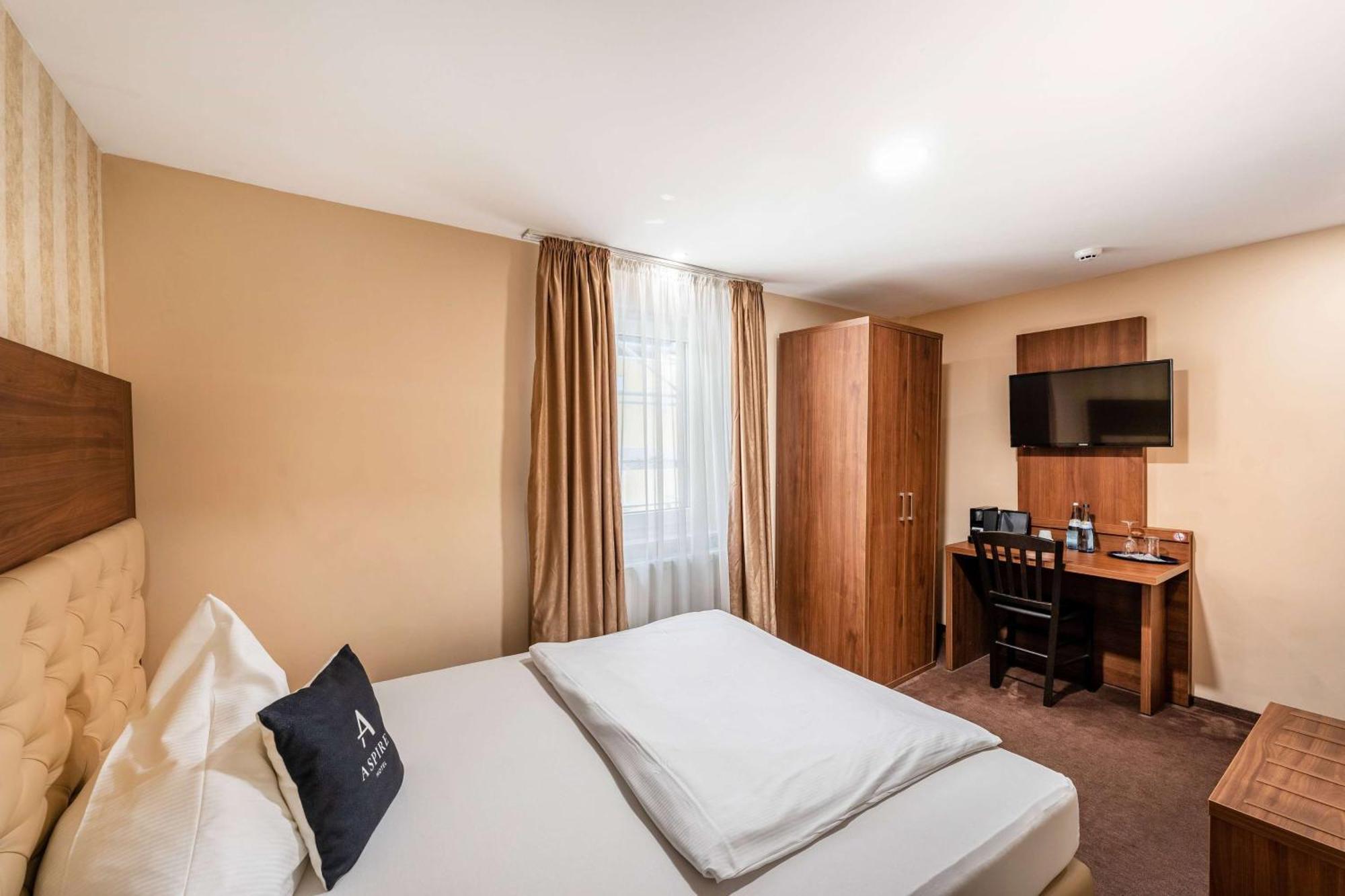 Stadthotel Ройтлинген Экстерьер фото