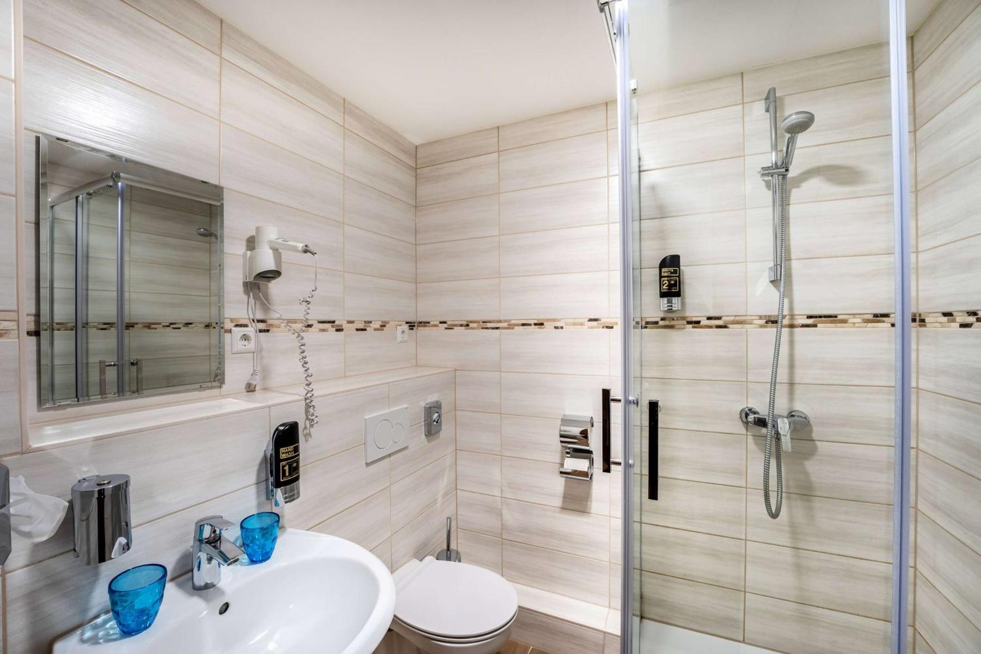 Stadthotel Ройтлинген Экстерьер фото