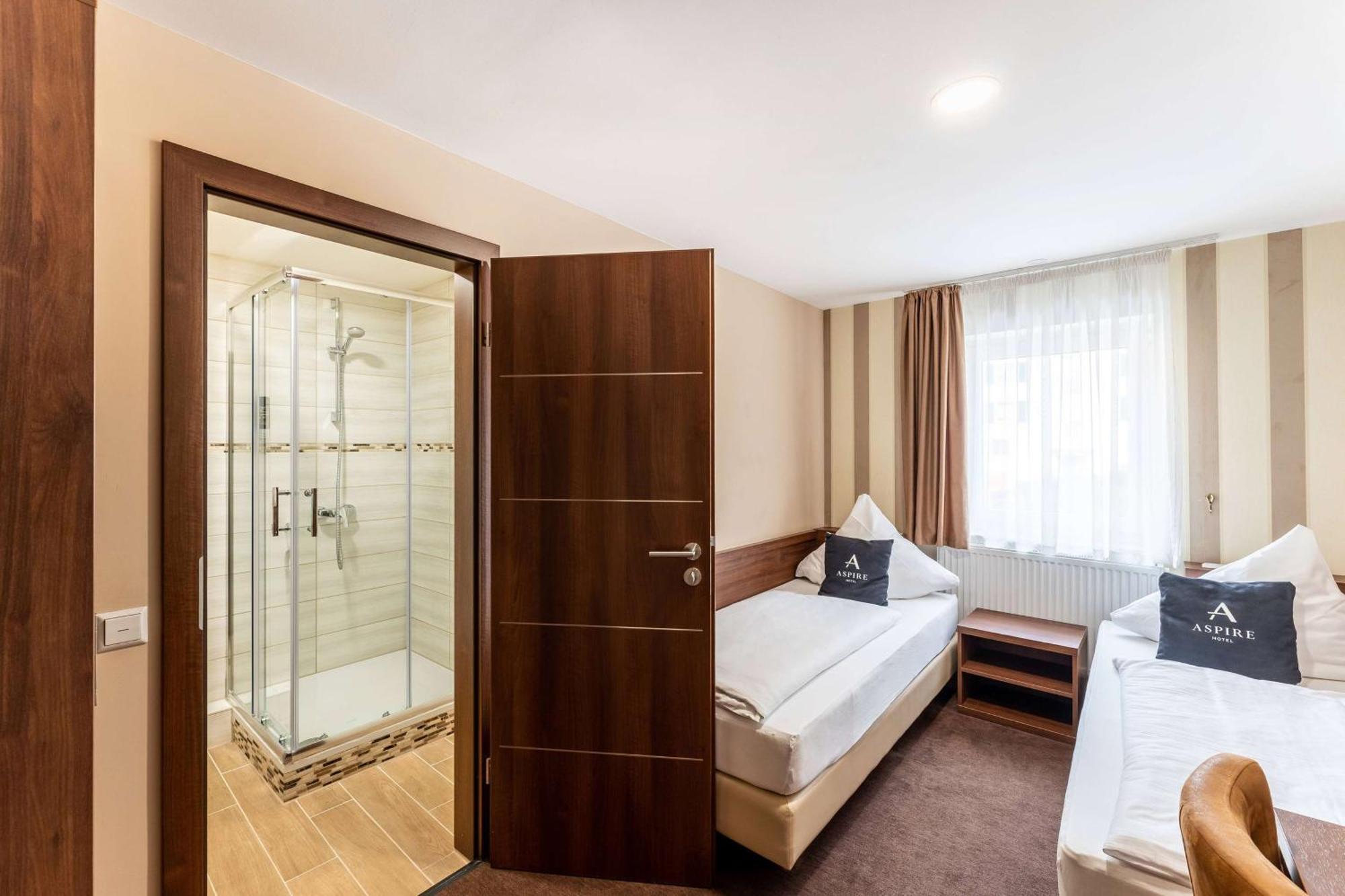 Stadthotel Ройтлинген Экстерьер фото