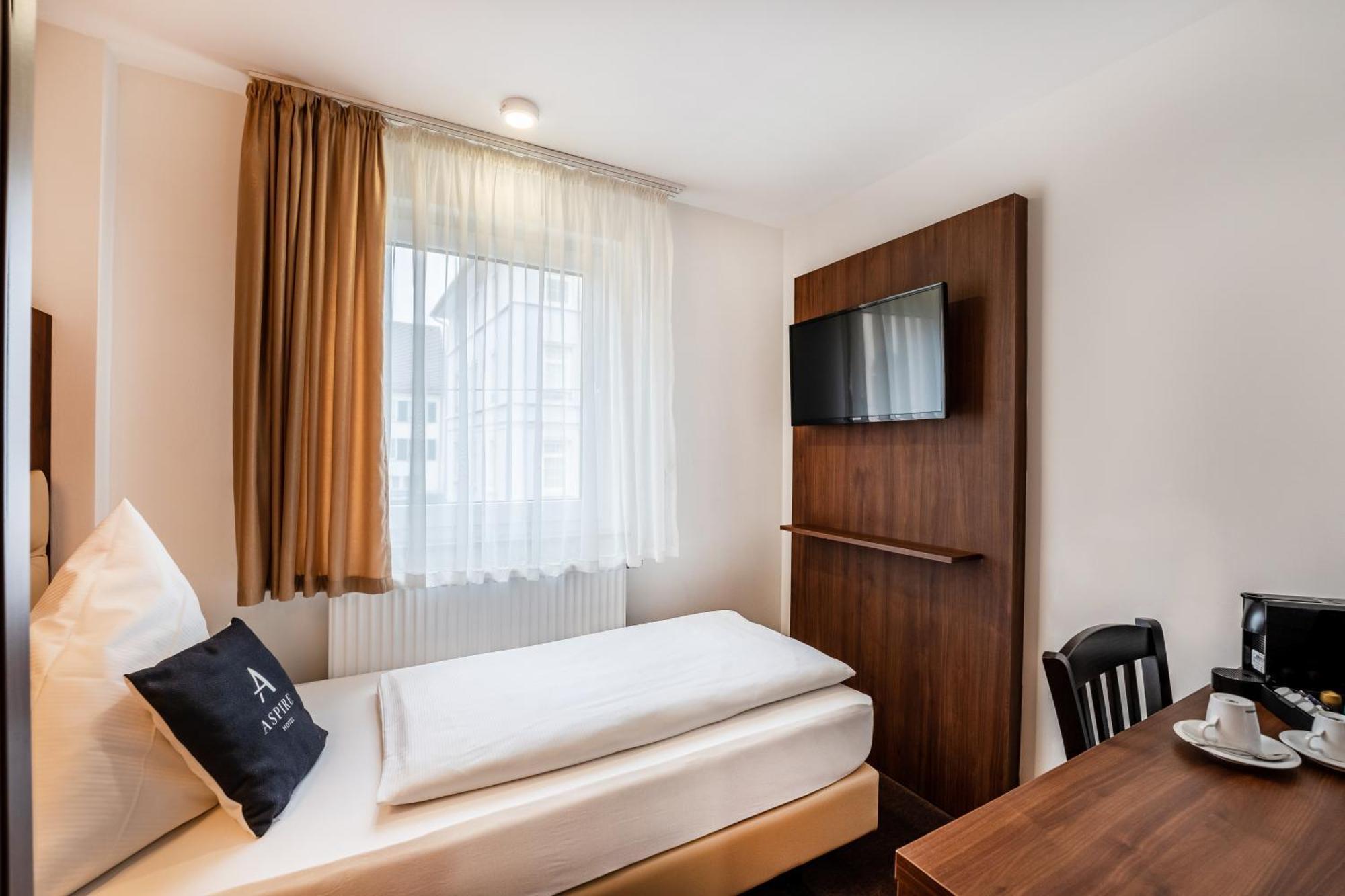 Stadthotel Ройтлинген Экстерьер фото