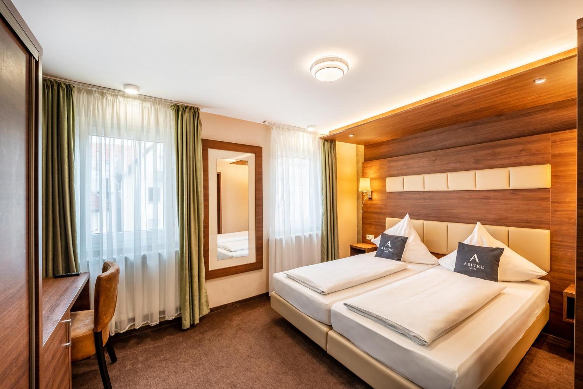 Stadthotel Ройтлинген Экстерьер фото