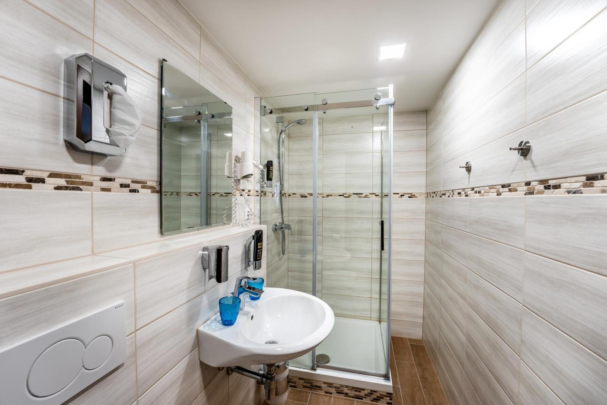 Stadthotel Ройтлинген Экстерьер фото