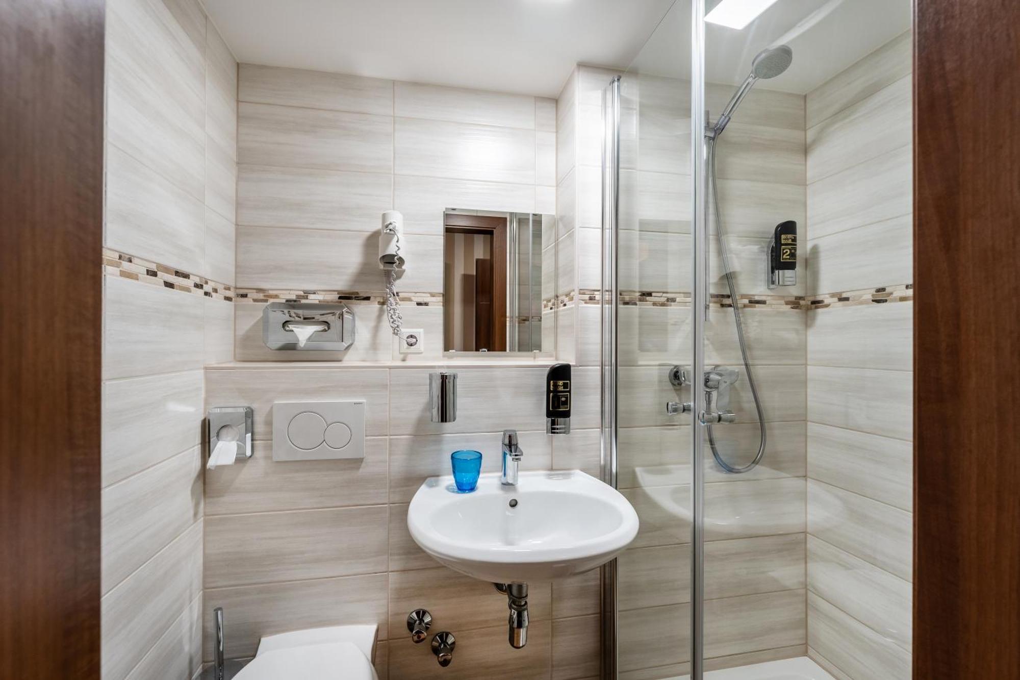 Stadthotel Ройтлинген Экстерьер фото