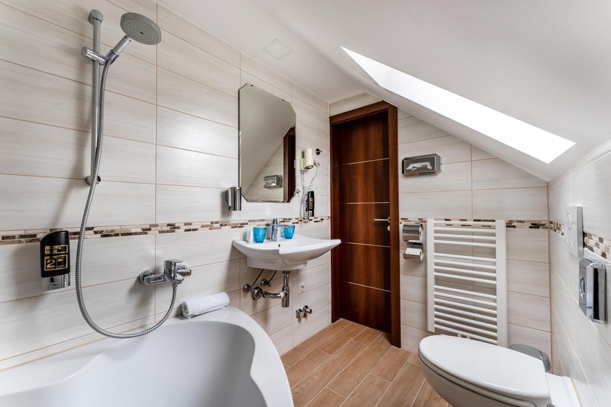 Stadthotel Ройтлинген Экстерьер фото