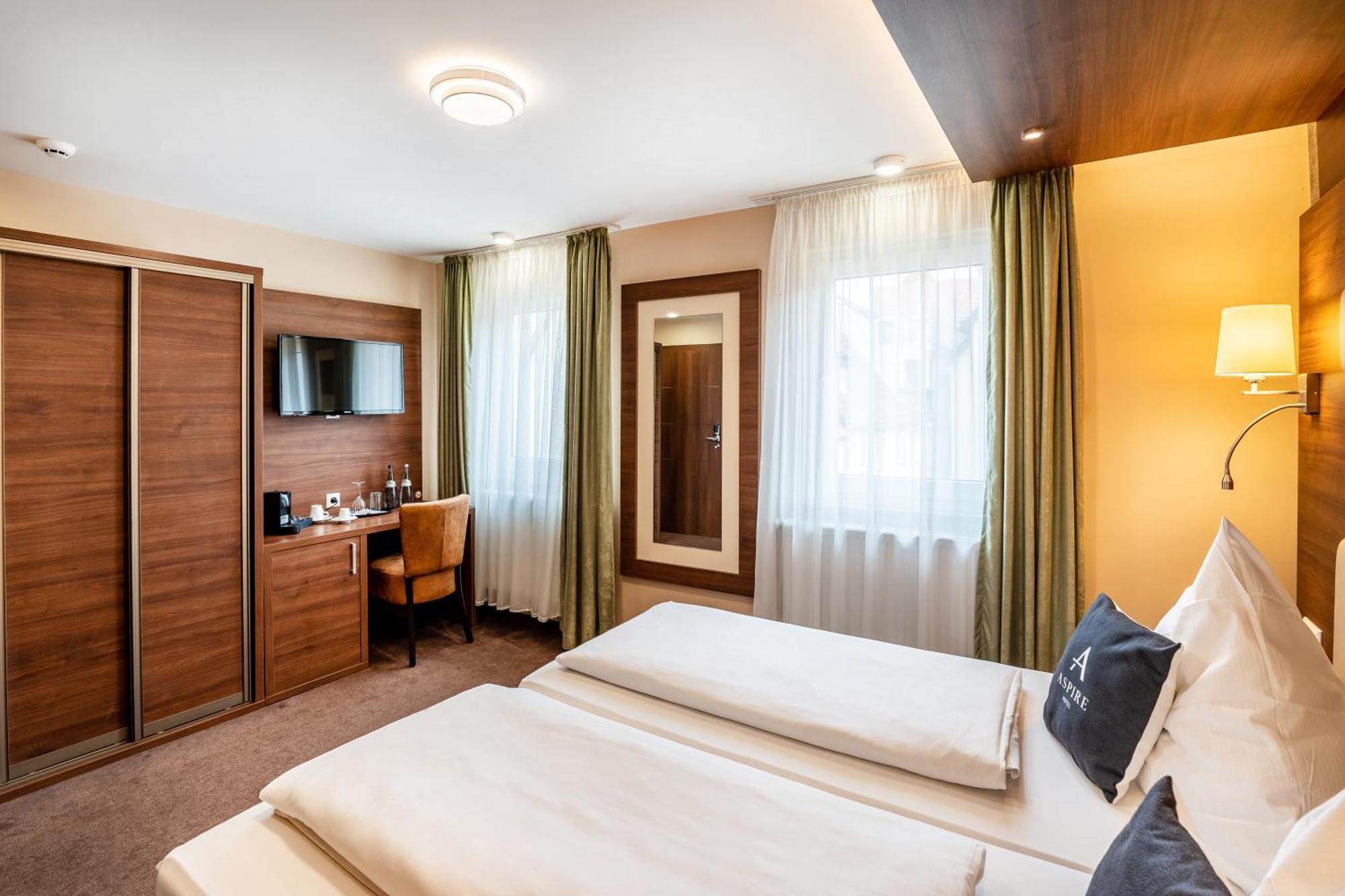 Stadthotel Ройтлинген Экстерьер фото