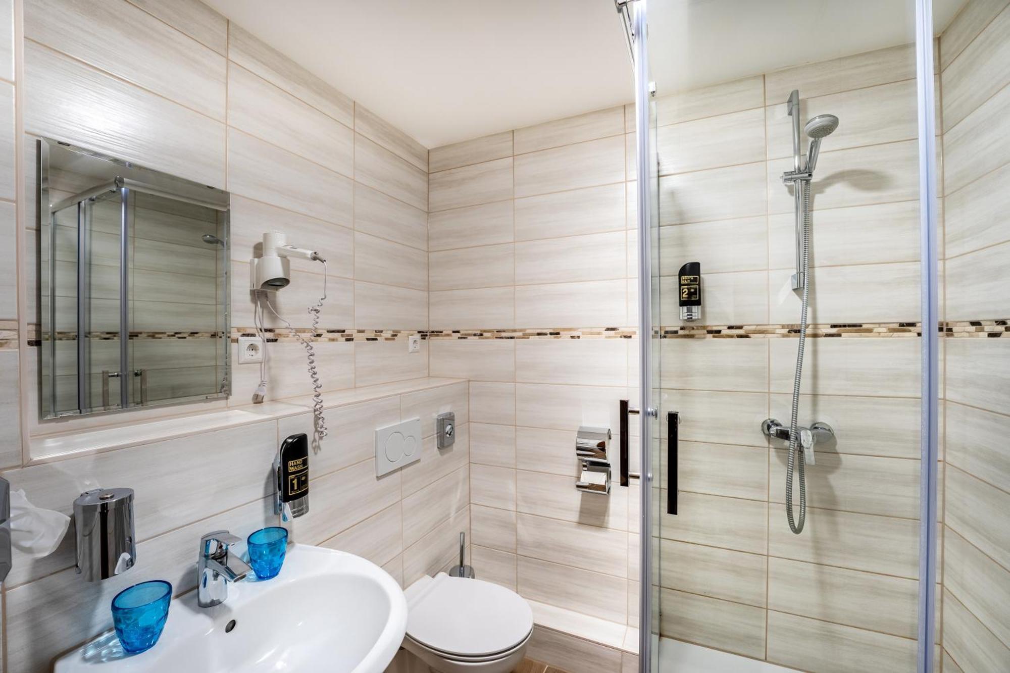 Stadthotel Ройтлинген Экстерьер фото