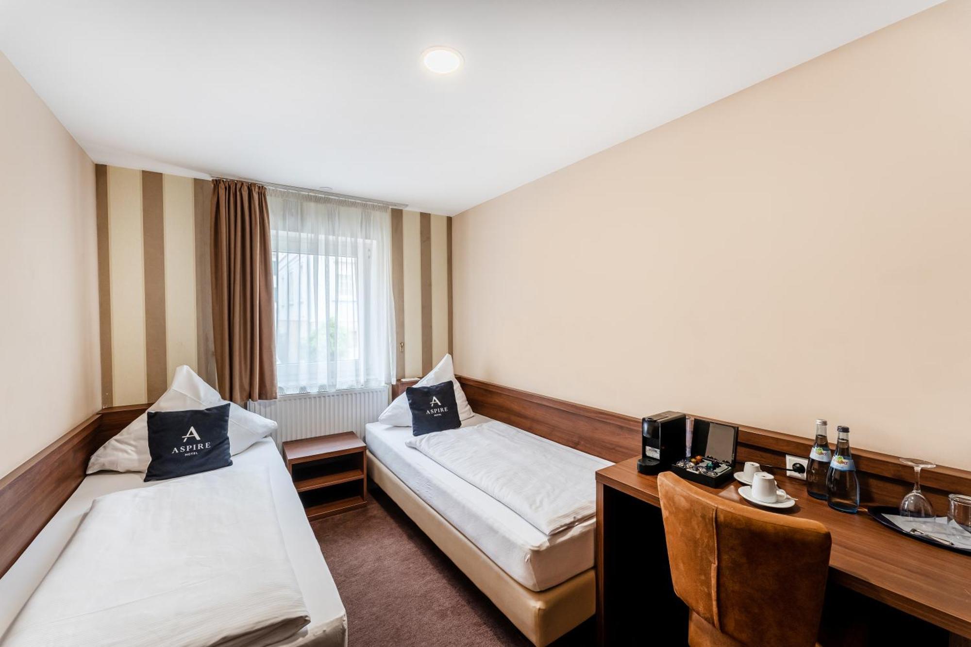 Stadthotel Ройтлинген Экстерьер фото