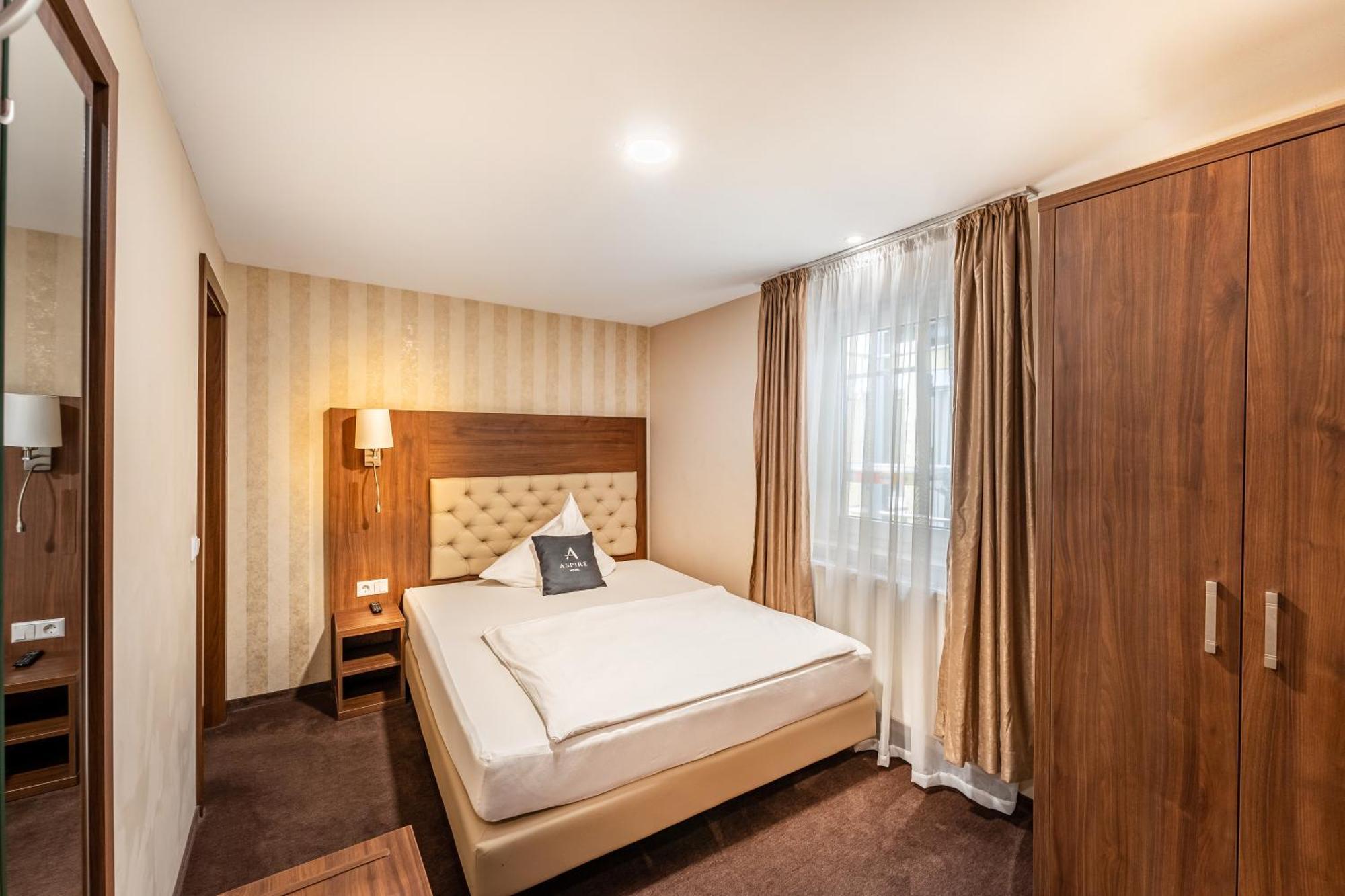 Stadthotel Ройтлинген Экстерьер фото