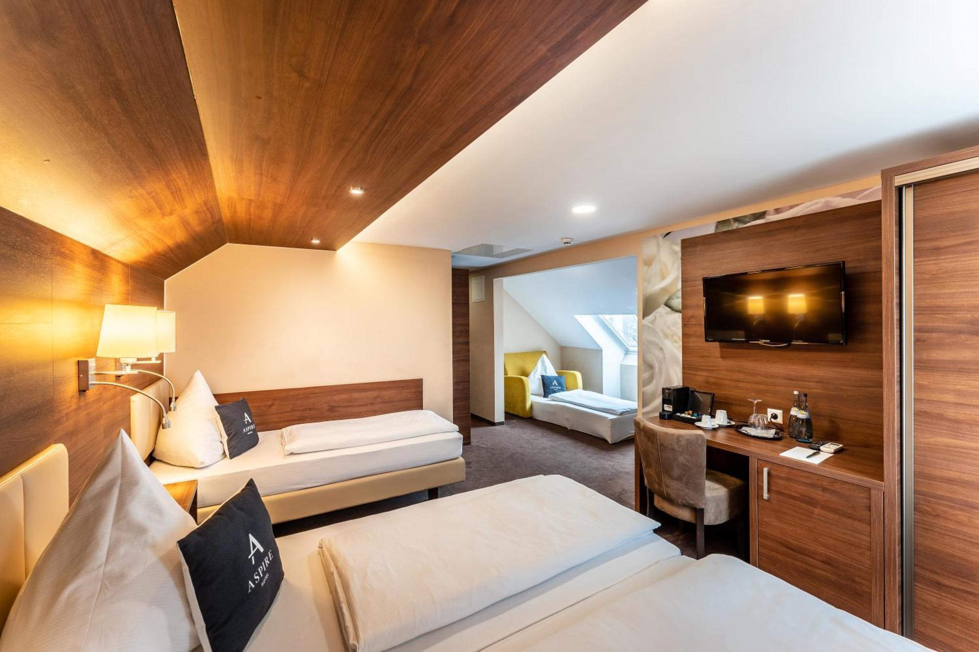 Stadthotel Ройтлинген Экстерьер фото