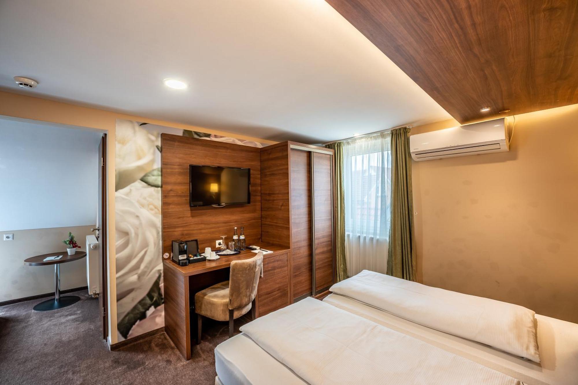 Stadthotel Ройтлинген Экстерьер фото