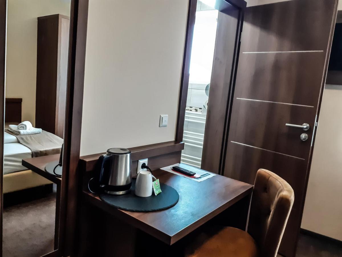 Stadthotel Ройтлинген Экстерьер фото