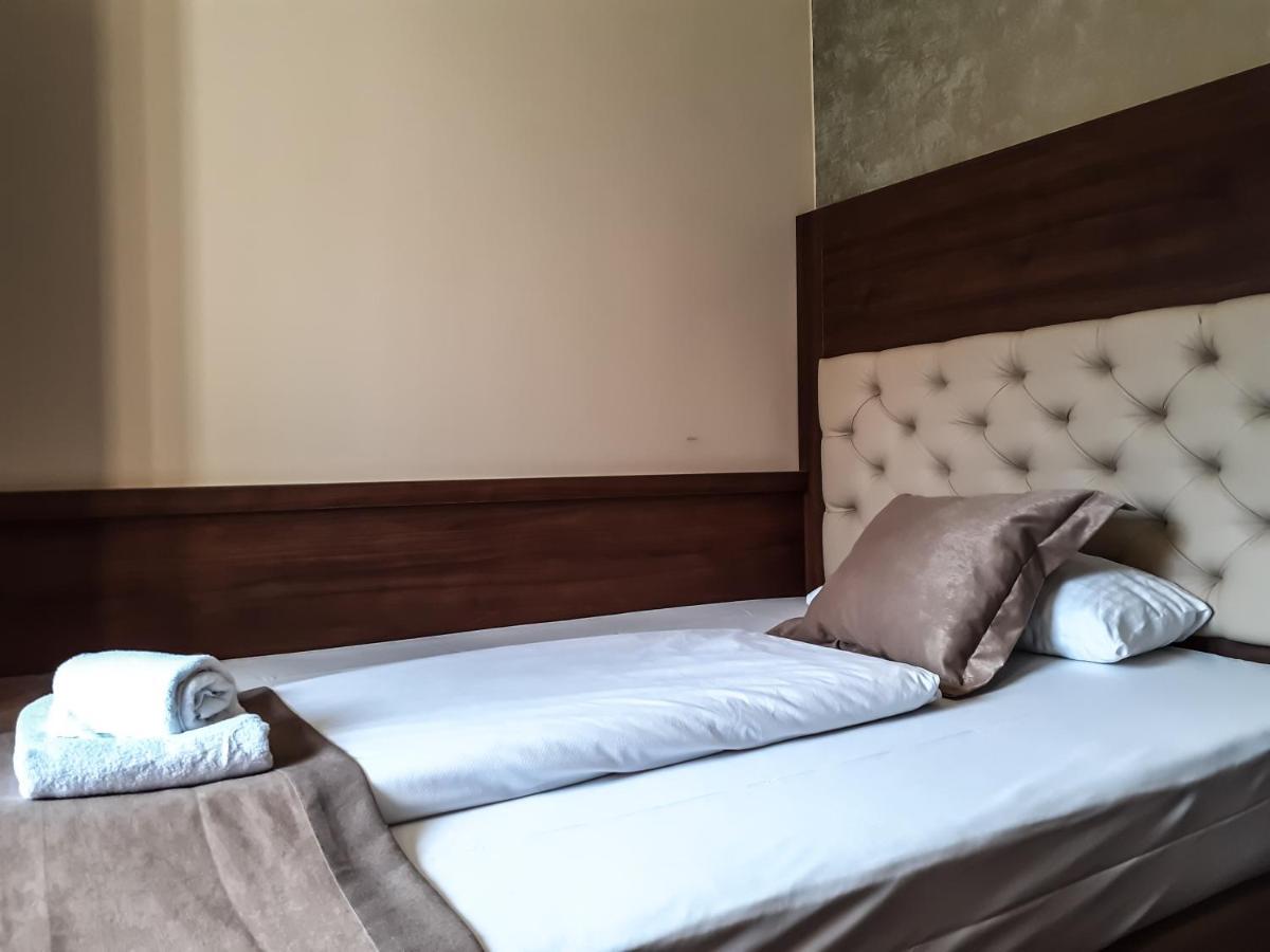Stadthotel Ройтлинген Экстерьер фото