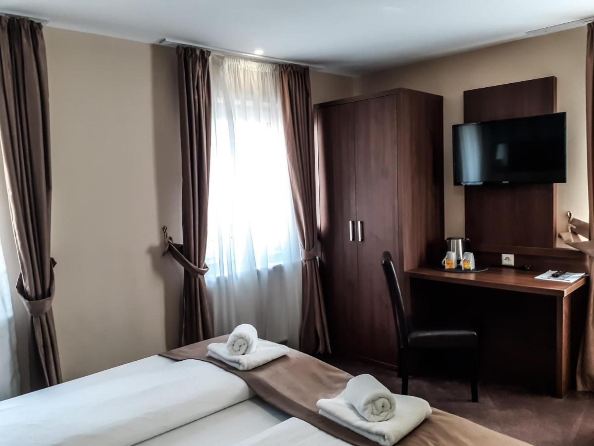 Stadthotel Ройтлинген Экстерьер фото