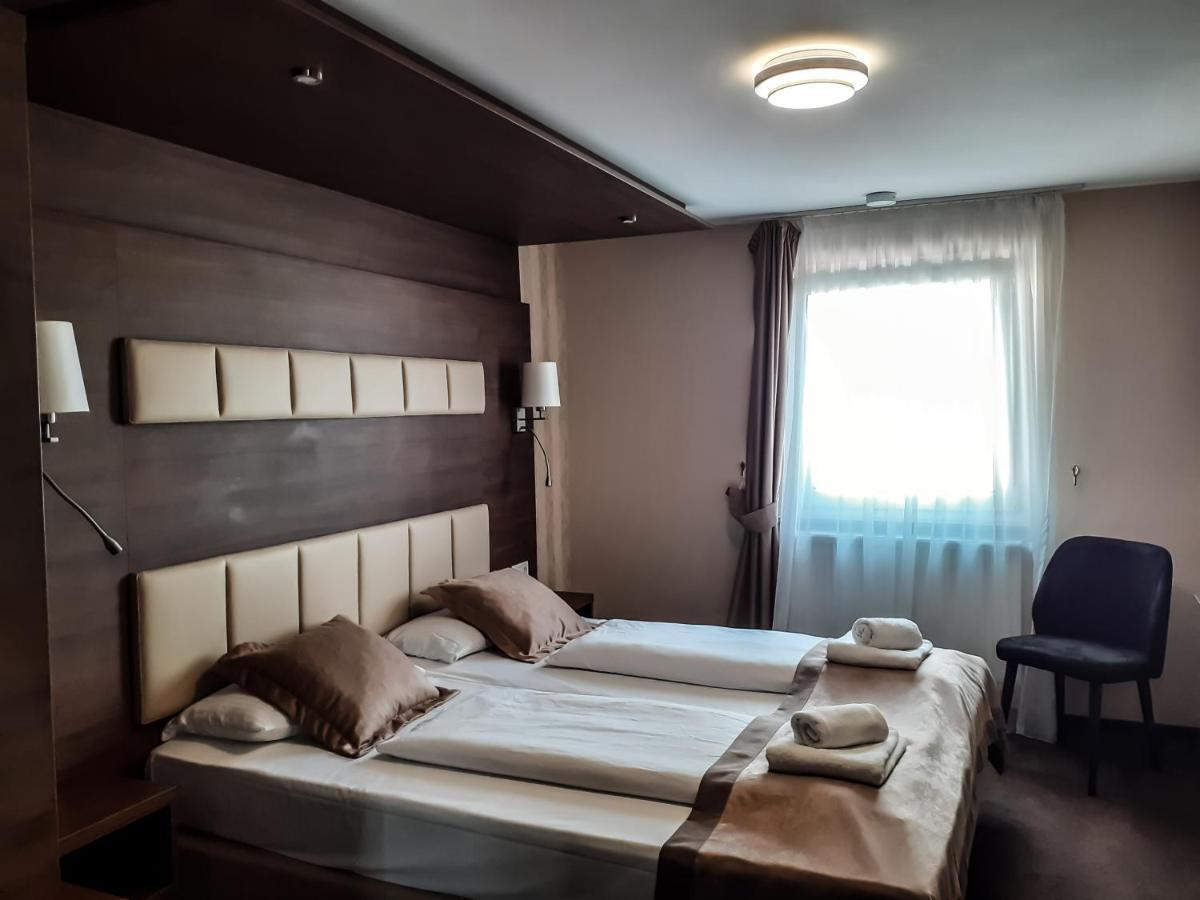 Stadthotel Ройтлинген Экстерьер фото