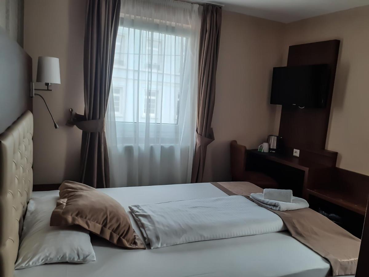 Stadthotel Ройтлинген Экстерьер фото